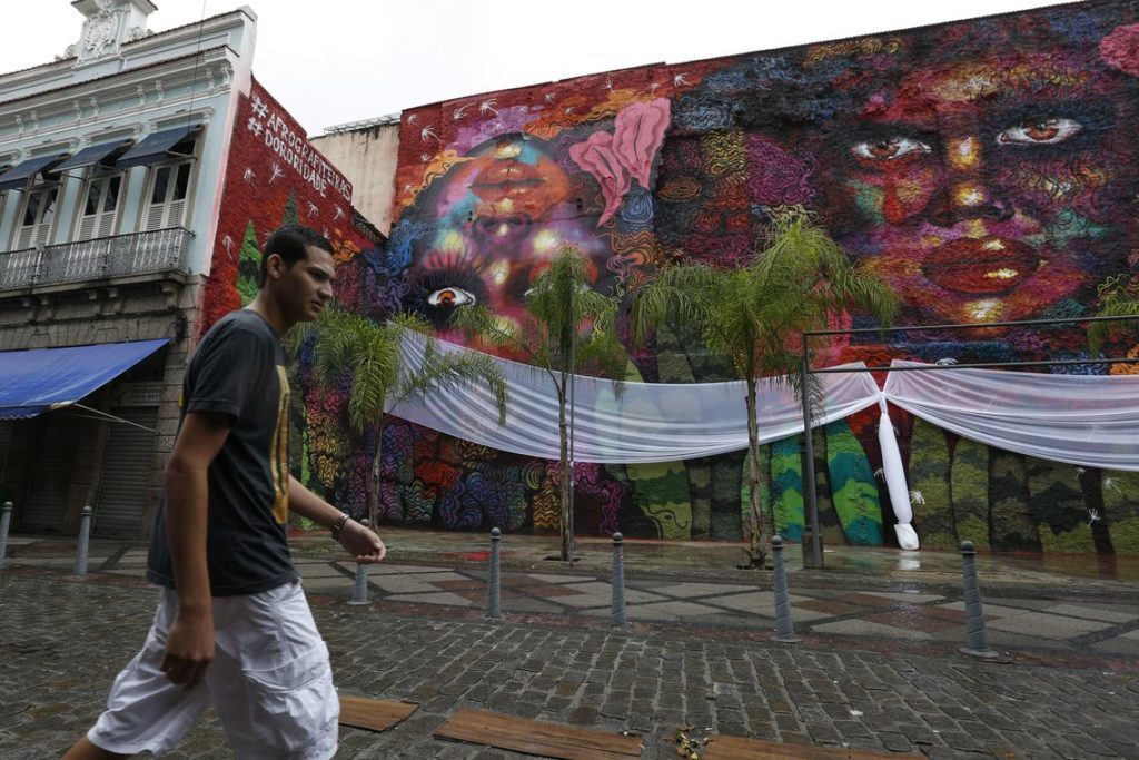 O enorme grafite fica na histórica Rua do Lavradio