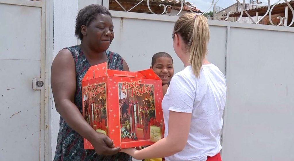 Após gesto de honestidade, Simone recebeu alimentos, roupas e até dinheiro