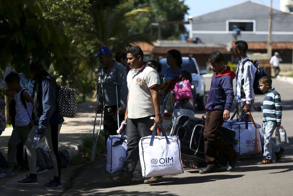 Grupo de imigrantes venezuelanos chega a Brasília, onde serão acolhidos e encaminhados às casas de passagem alugadas pela Cáritas Brasileira e pela Cáritas Suíça, com o apoio do Departamento de Estado dos EUA