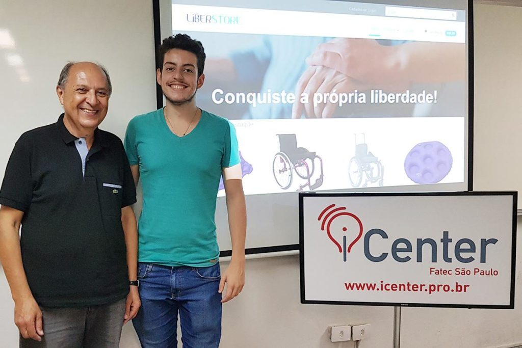 Renan Capeletto apresenta o site Liberstore ao lado do professor Antonio Celso Duarte no iCenter da Fatec São Paulo