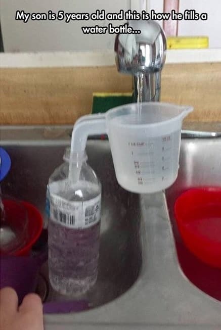 11 – Um jeito brilhante de encher uma garrafa d’água sem derramar