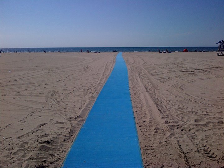 Uma esteira azul da cor do mar para que os cadeirantes também possam dar uma volta na praia