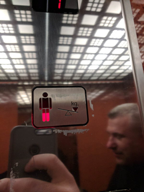 Outra de elevador: o nível do vermelho vai subindo no corpo do homenzinho para indicar a quantidade de peso que a cabine suporta