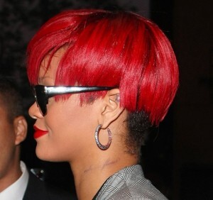 Rihanna tatuou duas palavras em francês no pescoço: “rebelle fleur”, mas a ordem está invertida e muda o significado, que deveria ser “flor rebelde”