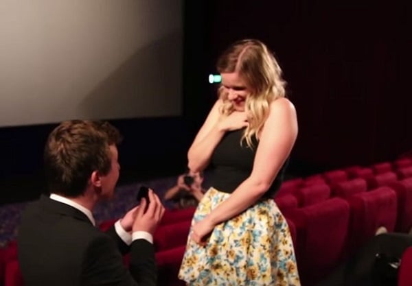 O vídeo do momento mistura imagens do clipe e da reação da noiva no cinema/Imagem: Reprodução – YouTube