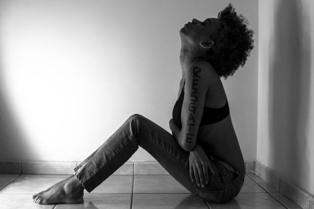 O livro reúne fotos e relatos sobre o feminismo no olhar das mulheres participantes (Foto: Maria Ribeiro)