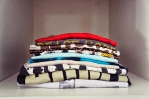 O eletrodoméstico não seca a roupa totalmente, mas acelera o processo. Ele também ajuda a passá-la. Deixe por dois minutos em uma potência média (Imagem: Reprodução: SOS/Solteiros