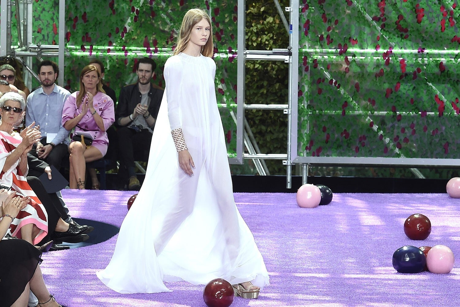 A modelo durante desfile para a marca Dior