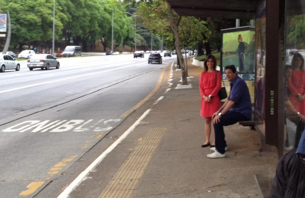 Haddad e a primeira-dama de São Paulo, Ana Estela, indo ao desfile