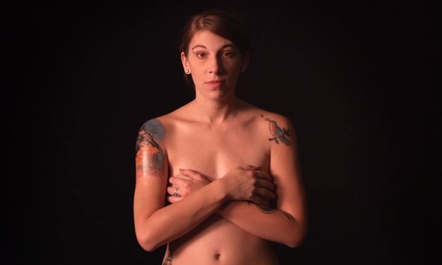 A jovem topou ser tatuada 11 vezes para contar a história dessa arte nos EUA