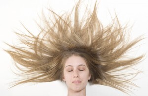 Lavar os cabelos em dias alternados evita oleosidade no cabelo