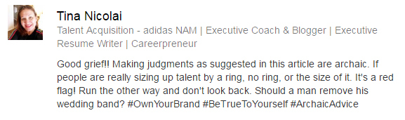 Tradução: “Meu Deus! Fazer julgamentos como os que este artigo sugere é arcaico. Se as pessoas estão medindo talento por um anel, pela fala de um anel ou pelo tamanho dele, esse é um alerta vermelho! Corra e não olhe para trás. Um homem deveria remover a sua aliança de casamento?”