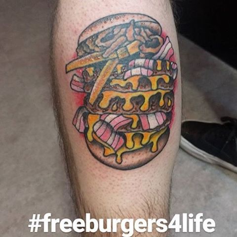 Sim, as pessoas estão fazendo estas tatuagens para ganharem hambúrgueres de graça