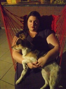 Na foto Melina Kurin mostra objetos de troca (roupa, cadeira, acessórios), exceto a cachorra de estimação