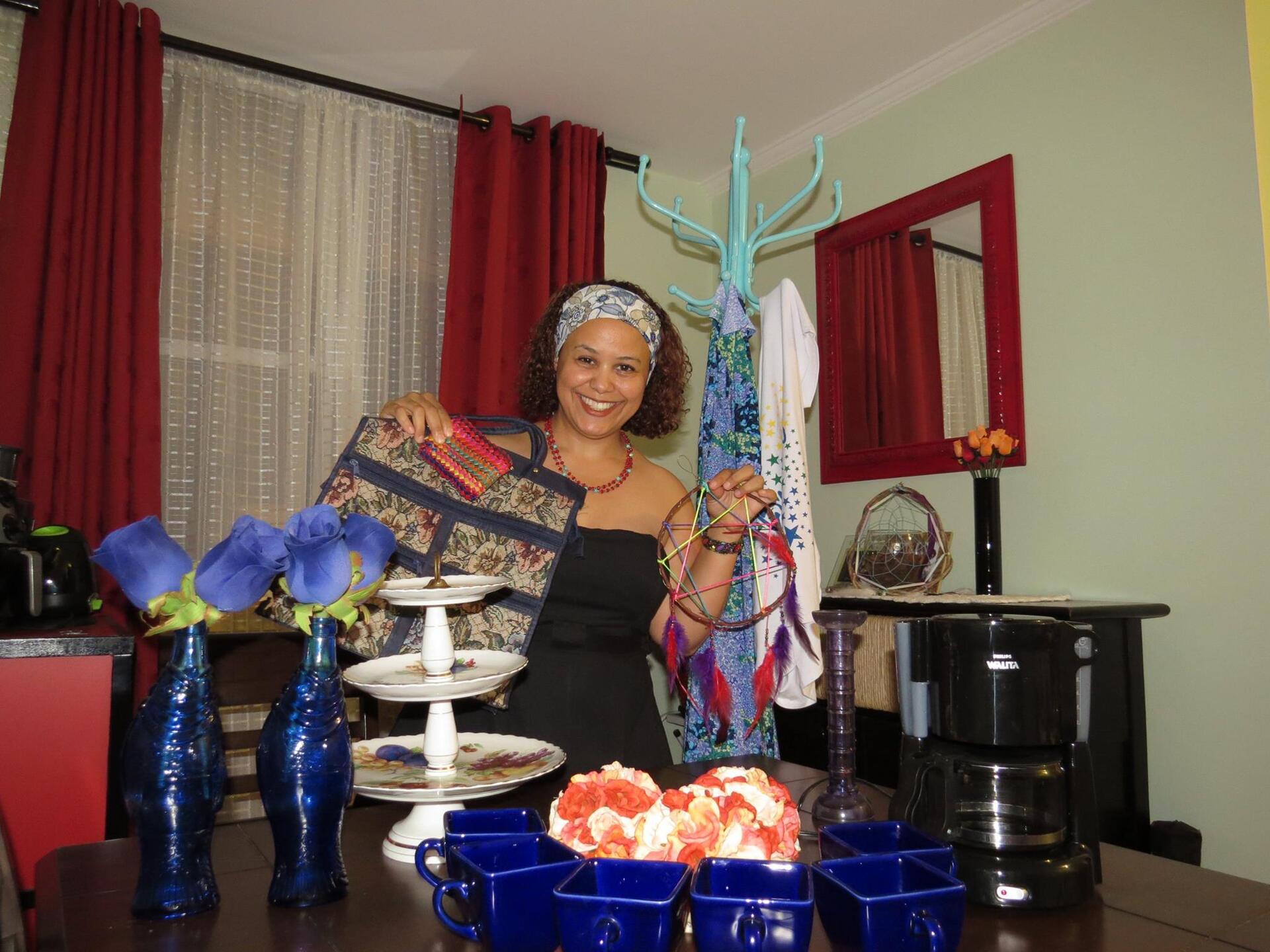 Raquel Amaral e alguns dos objetos que conseguiu trocando por coisas que não tinham mais utilidade em sua casa.