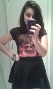 Anna Dombrauskas mostra look completo provenientes de trocas na internet