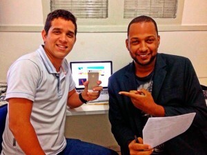 Marco Aurélio (direita) tem ampliado o negócio com novos iPhones (Foto: Arquivo pessoal/Marco Aurélio Costa)