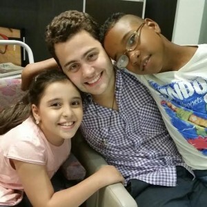 Felipe Ventura ao lado das crianças Lamiss e Raul do projeto “Corrente do Bem”