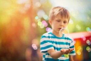 Promoção em presentes e peças de teatro infantil